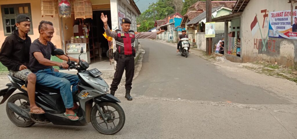 Polsek Pulosari Berhasil Mengatasi Kemacetan dan Ciptakan Arus Lalu Lintas yang Lancar 5 WhatsApp Image 2023 10 10 at 20.00.42