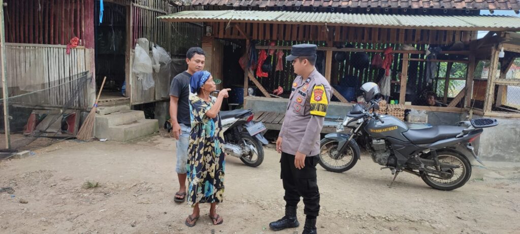 Bhabinkamtibmas Polsek Cikeusik Terus Lakukan Sambang dan Himbau Warga Ciptakan Keamanan dan Ketertiban Masyarakat 7 WhatsApp Image 2023 10 11 at 19.07.51