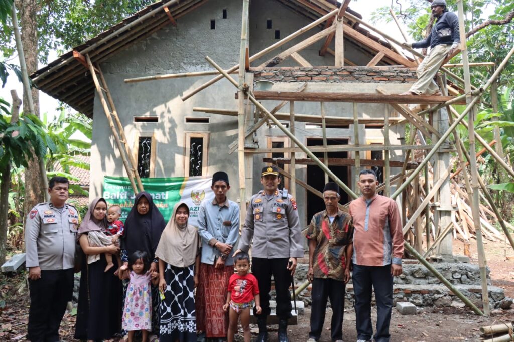Kapolres Pandeglang Pantau Perkembangan Bedah Rumah di Majasari 6 WhatsApp Image 2023 10 12 at 14.12.42