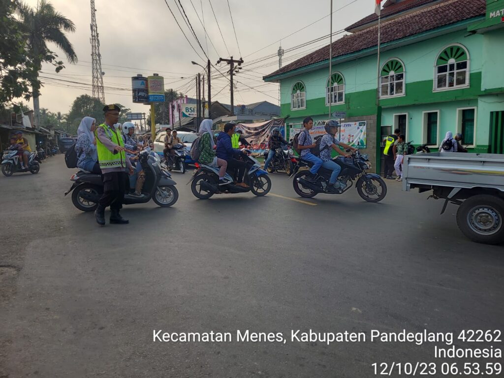 Polsek Menes Berikan Pelayanan Pengaturan Strong Point di Cimanying 1 WhatsApp Image 2023 10 12 at 14.32.30