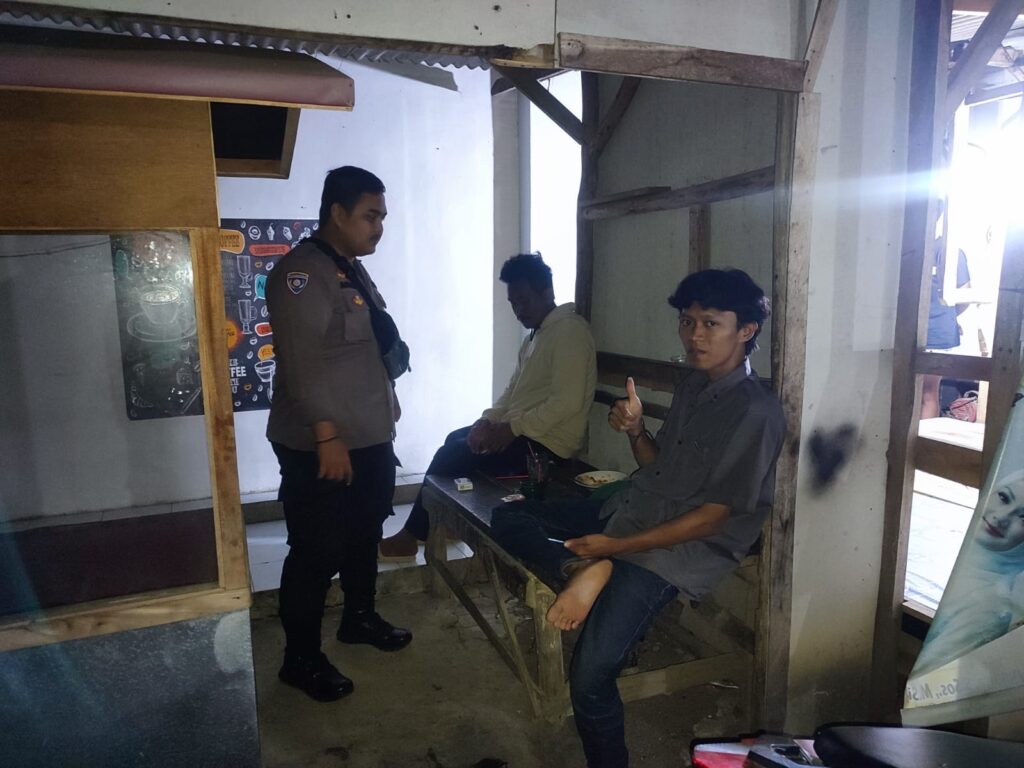 Polsek Bojong Gencar Melakukan Patroli Malam untuk Meningkatkan Keamanan dan Ketertiban di Wilayahnya 5 WhatsApp Image 2023 10 12 at 14.42.09