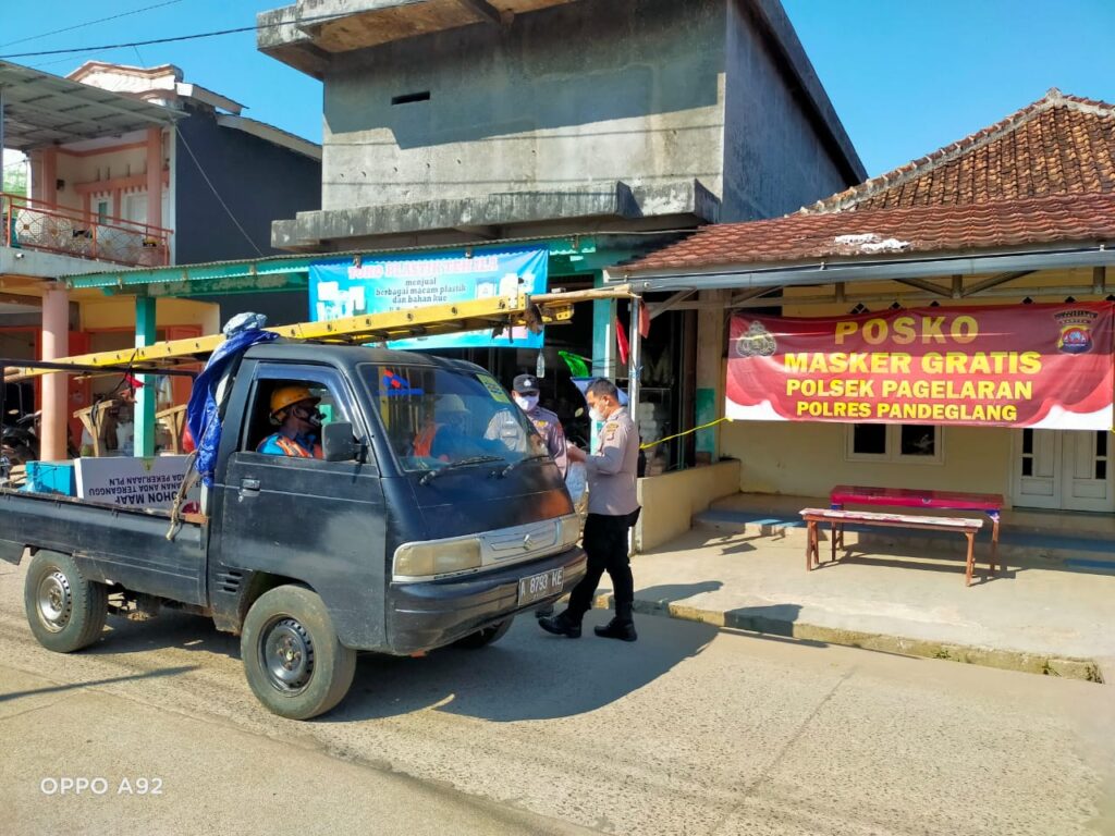 Polsek Pagelaran Terus Melaksanakan Pengaturan Arus Lalu Lintas Demi Arus Lalu Lintas yang Lancar dan Kondusif 3 WhatsApp Image 2023 10 12 at 19.23.53