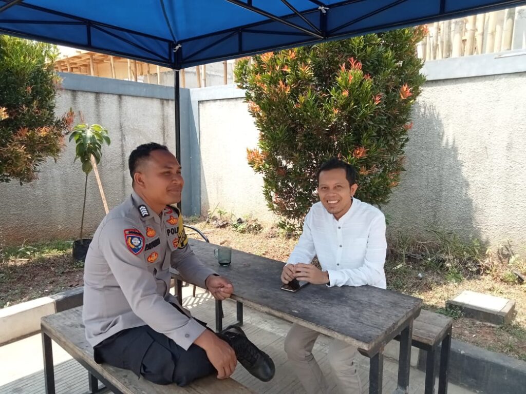 Bhabinkamtibmas Polsek Cikedal Lakukan Sambang ke SPBU Kadu Suluh Cikedal 4 WhatsApp Image 2023 10 14 at 12.03.30