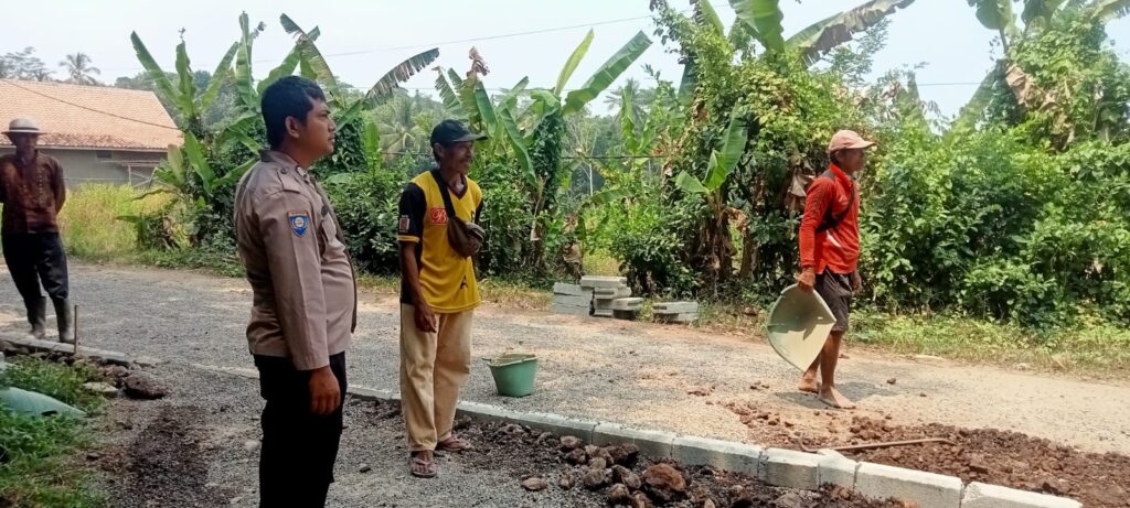 Bhabinkamtibmas Polsek Cikedal Meningkatkan Kewaspadaan dan Keamanan Lingkungan Masyarakat 9 WhatsApp Image 2023 10 14 at 12.36.15