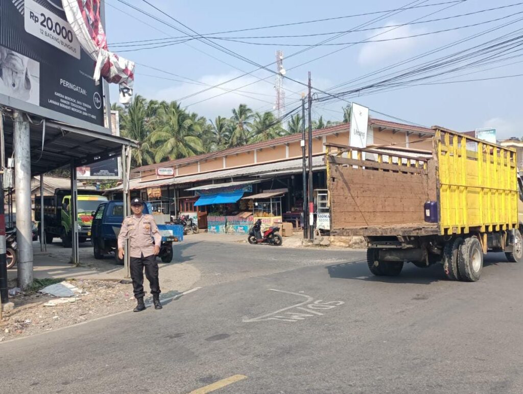 Polsek Cibaliung Lakukan Strong Point Pengaturan Lalu Lintas Jelang Akhir Pekan 10 WhatsApp Image 2023 10 14 at 20.49.14