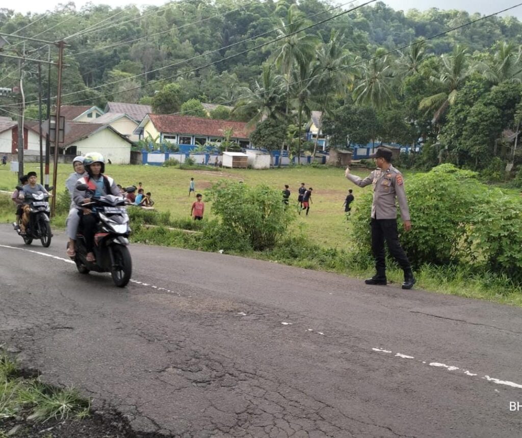 Polsek Pulosari Terus Berupaya Menciptakan Arus Lalu Lintas yang Lancar 4 WhatsApp Image 2023 10 15 at 09.38.00