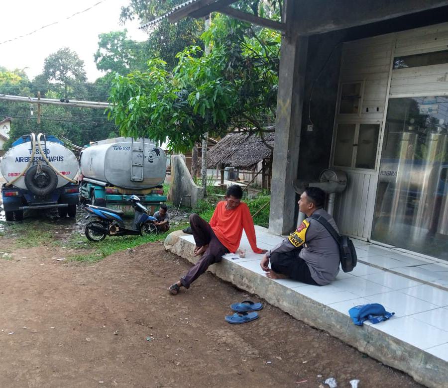 Bhabinkamtibmas Polsek Pandeglang Sambangi Warga dan Sosialisasikan Kamtibmas 8 WhatsApp Image 2023 10 15 at 10.02.21