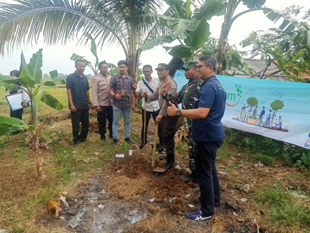 Polsek Carita dan BRI Unit Caringin Tanam 150 Pohon Durian di Desa Sukarame 9 WhatsApp Image 2023 10 15 at 10.06.27