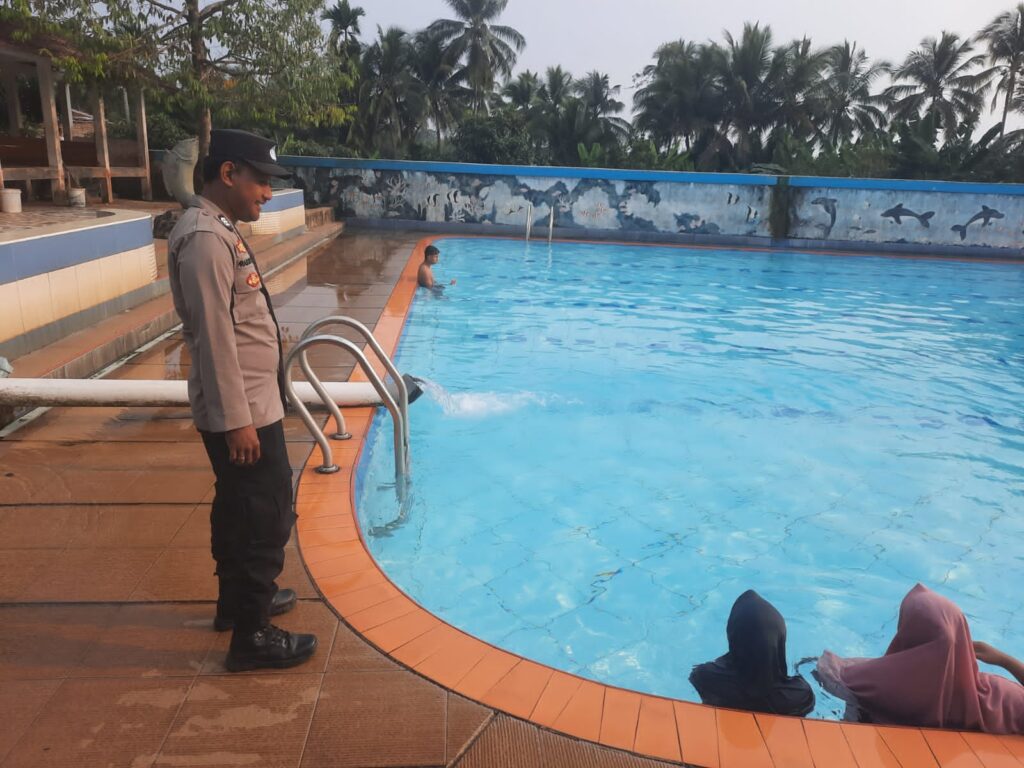 Polsek Pulosari Lakukan Pengamanan dan Monitoring di Obyek Wisata Kolam Renang 6 WhatsApp Image 2023 10 15 at 18.50.39