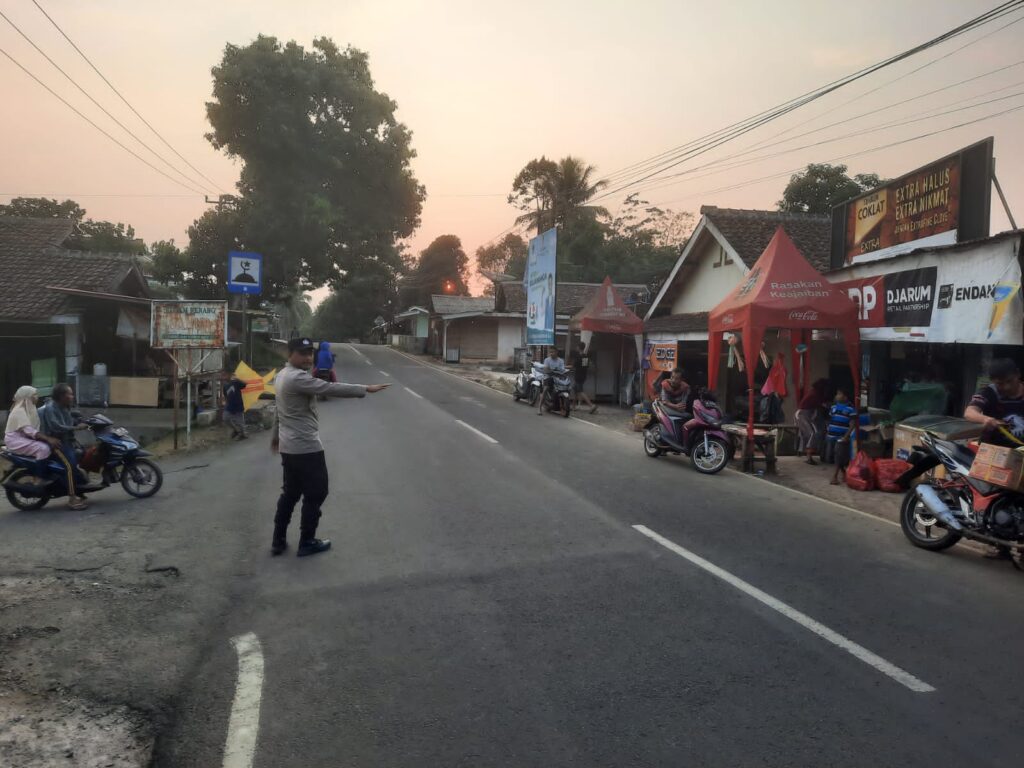 Polsek Pulosari Rutin Lakukan Pengaturan Lalu Lintas demi Keamanan dan Kelancaran Berlalu-lintas 5 WhatsApp Image 2023 10 15 at 18.55.27