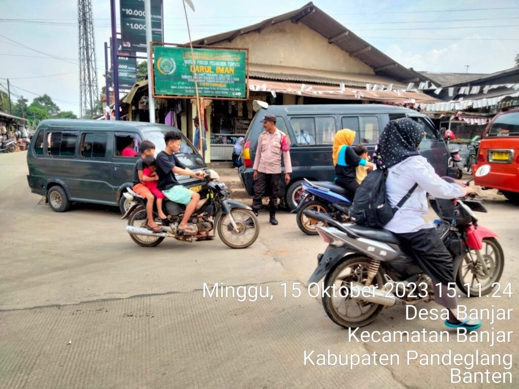 Polsek Banjar Gelar Kegiatan Strong Point Sore untuk Pengaturan Lalu Lintas 4 WhatsApp Image 2023 10 15 at 19.04.17