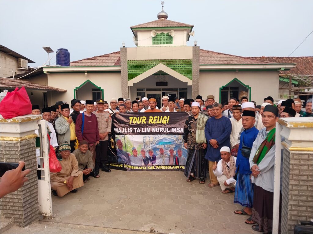 Kapolsek Sumur Hadiri Pelepasan Pemberangkatan Tour Religi Jemaah Majlis Ta'lim Nurul Iksa 10 WhatsApp Image 2023 10 16 at 09.58.52