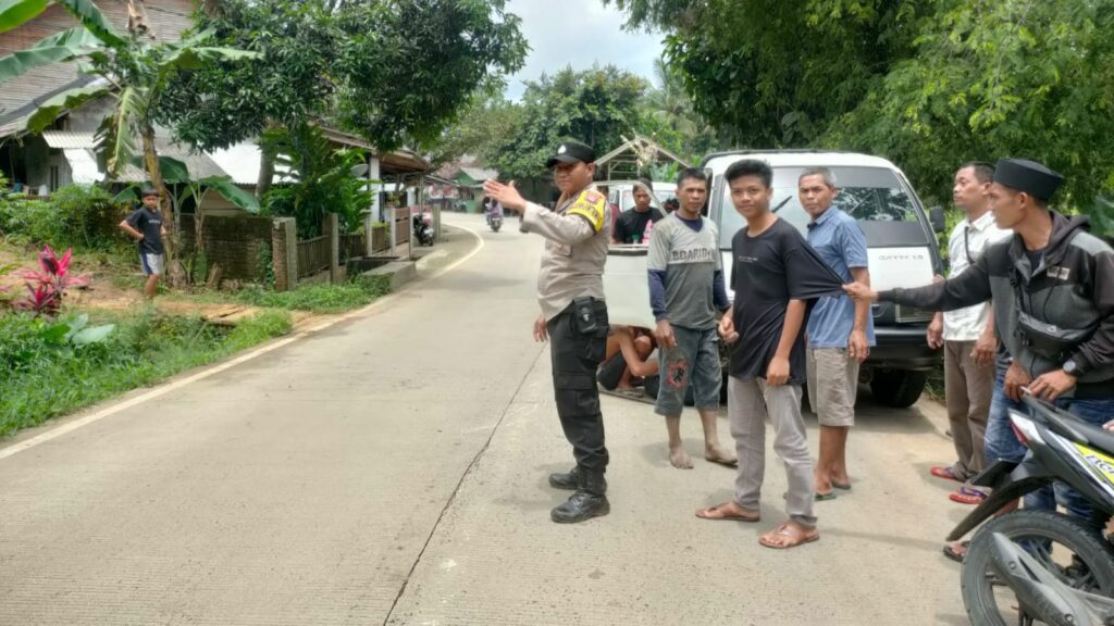 Polsek Munjul Gelar Pengaturan Lalu Lintas untuk Keamanan dan Kelancaran 10 WhatsApp Image 2023 10 16 at 11.20.12
