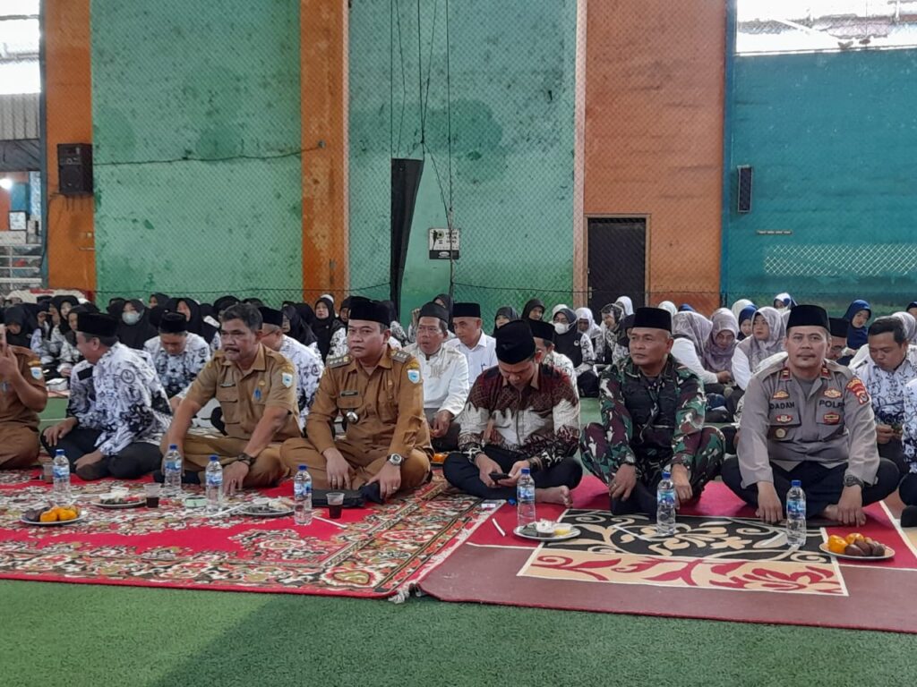 Kapolsek Banjar dan Bhabinkamtibmas Berpartisipasi Aktif dalam Acara Peringatan Maulid Nabi Muhammad SAW 1445 H 7 WhatsApp Image 2023 10 17 at 12.35.29