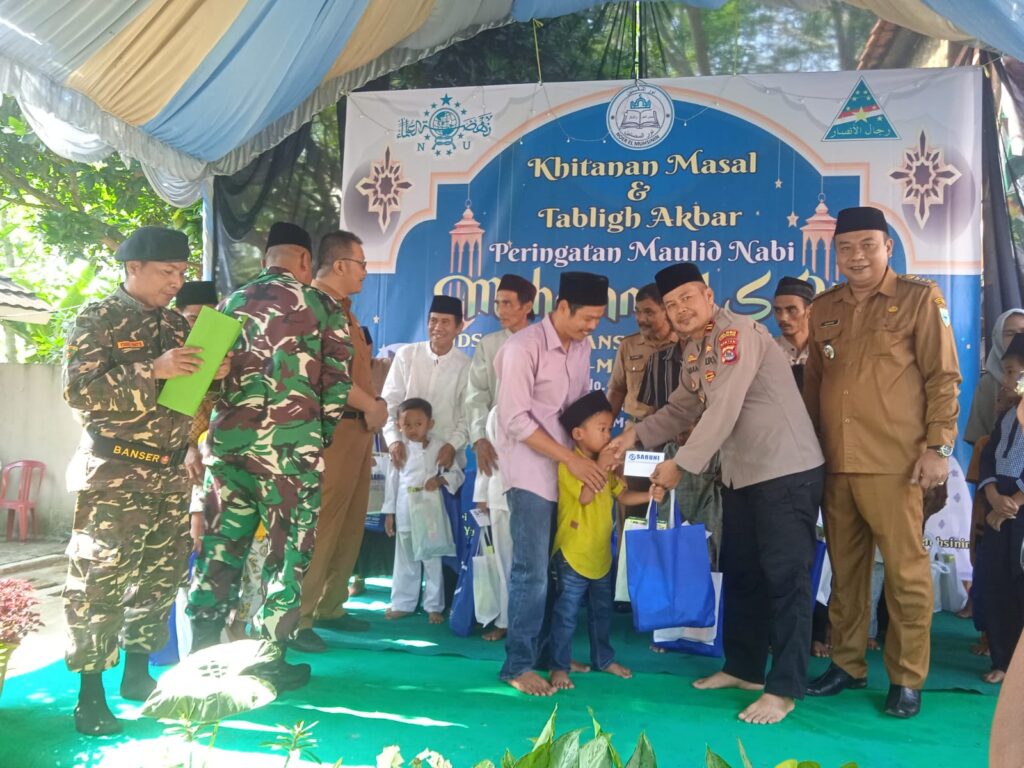 Kapolsek Banjar dan Para Tokoh Bersama-sama Menyambut Maulid Nabi SAW 1445 H dengan Khitanan Massal yang Bermakna 8 WhatsApp Image 2023 10 17 at 12.38.44