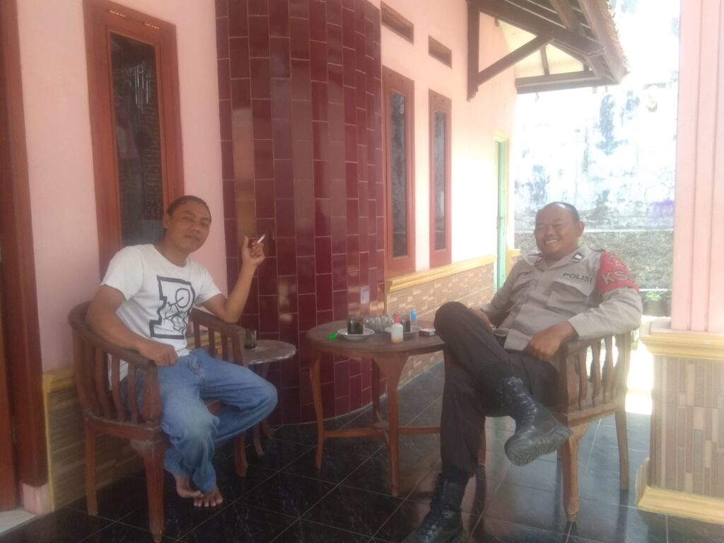 Polsek Menes Sambangi Warga dan Ajak Untuk Patuhi Aturan Lalulintas 1 WhatsApp Image 2023 10 17 at 13.26.28