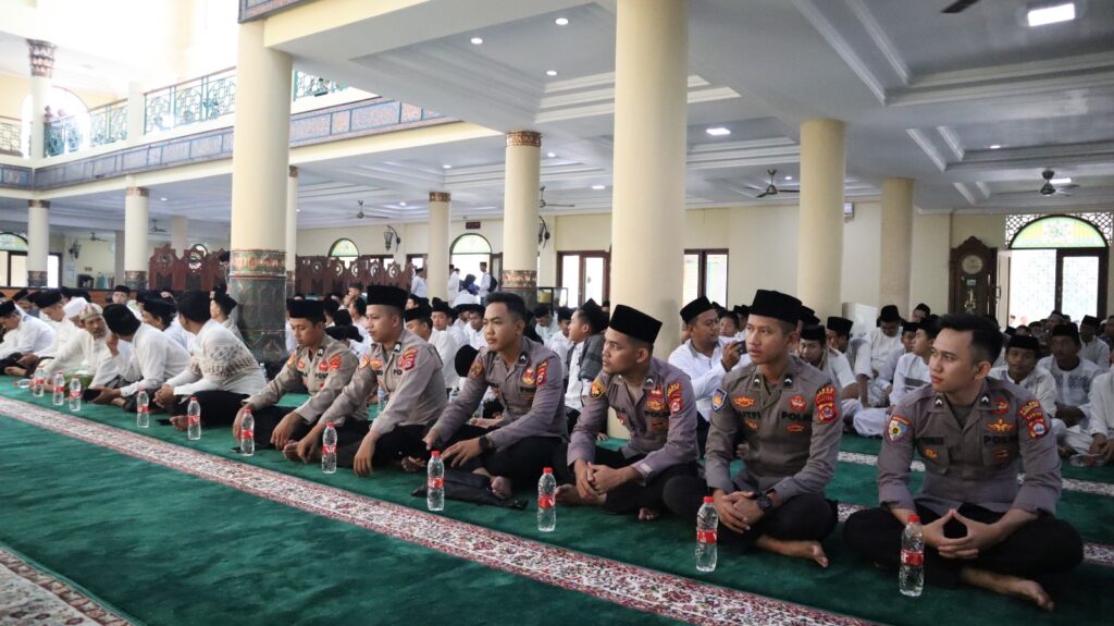 Polres Pandeglang Hadiri Istighosah Perayaan Hari Santri di Masjid Agung Pandeglang 9 WhatsApp Image 2023 10 17 at 13.42.39