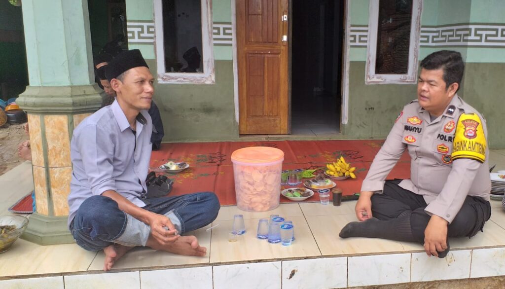 Bhabinkamtibmas Polsek Pandeglang Perkuat Sinergi Polisi dan Masyarakat untuk Jaga Kamtibmas di Wilayah Binaan 3 WhatsApp Image 2023 10 17 at 14.09.05