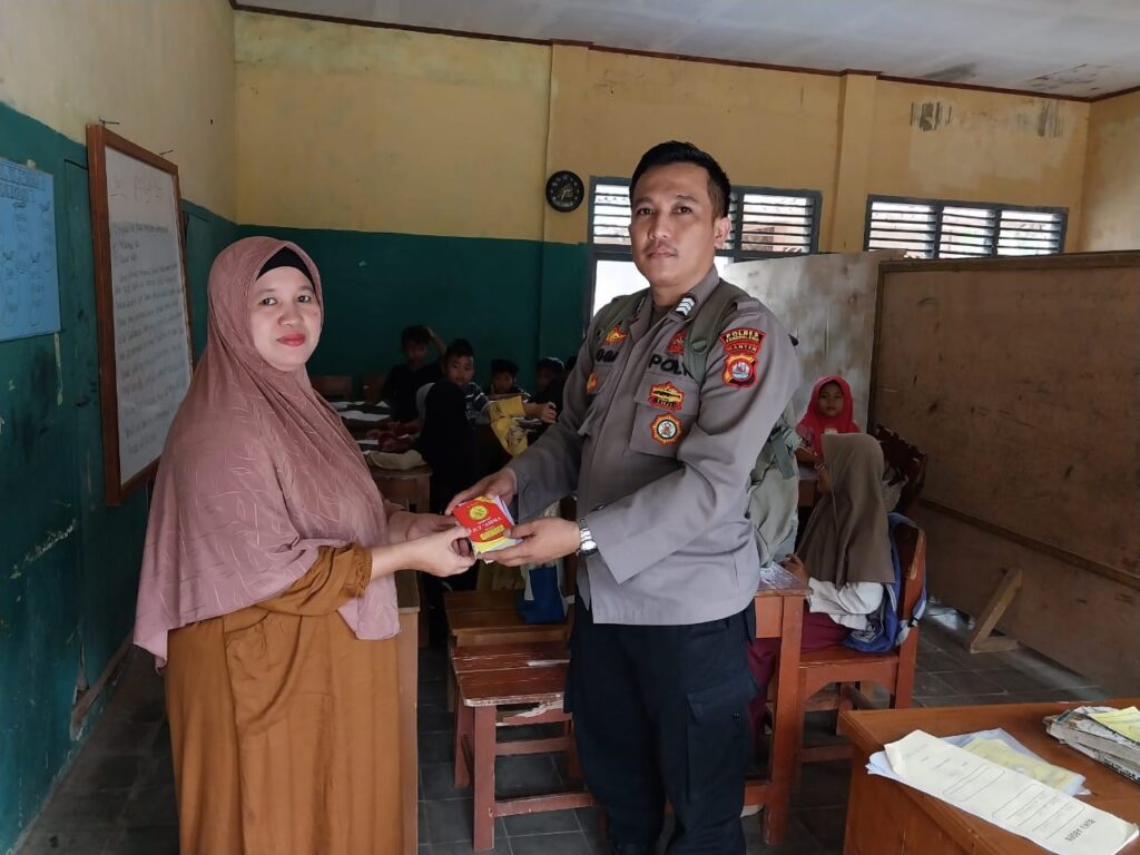 Bhabinkamtibmas Polsek Jiput Serahkan Bantuan Buku untuk Murid MDA Al-khaeriyah 9 WhatsApp Image 2023 10 17 at 14.29.55