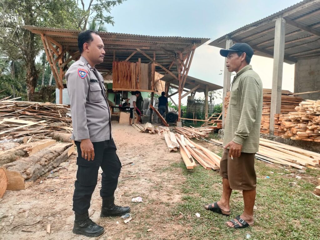 Bhabinkamtibmas Polsek Pulosari Terus Dekatkan Diri dengan Warga Melalui Silaturahmi 8 WhatsApp Image 2023 10 18 at 19.42.10