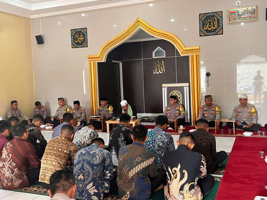 Polres Pandeglang Gelar Pengajian dan Tausiyah untuk Pembinaan Mental dan Spiritual 9 WhatsApp Image 2023 10 19 at 10.10.26