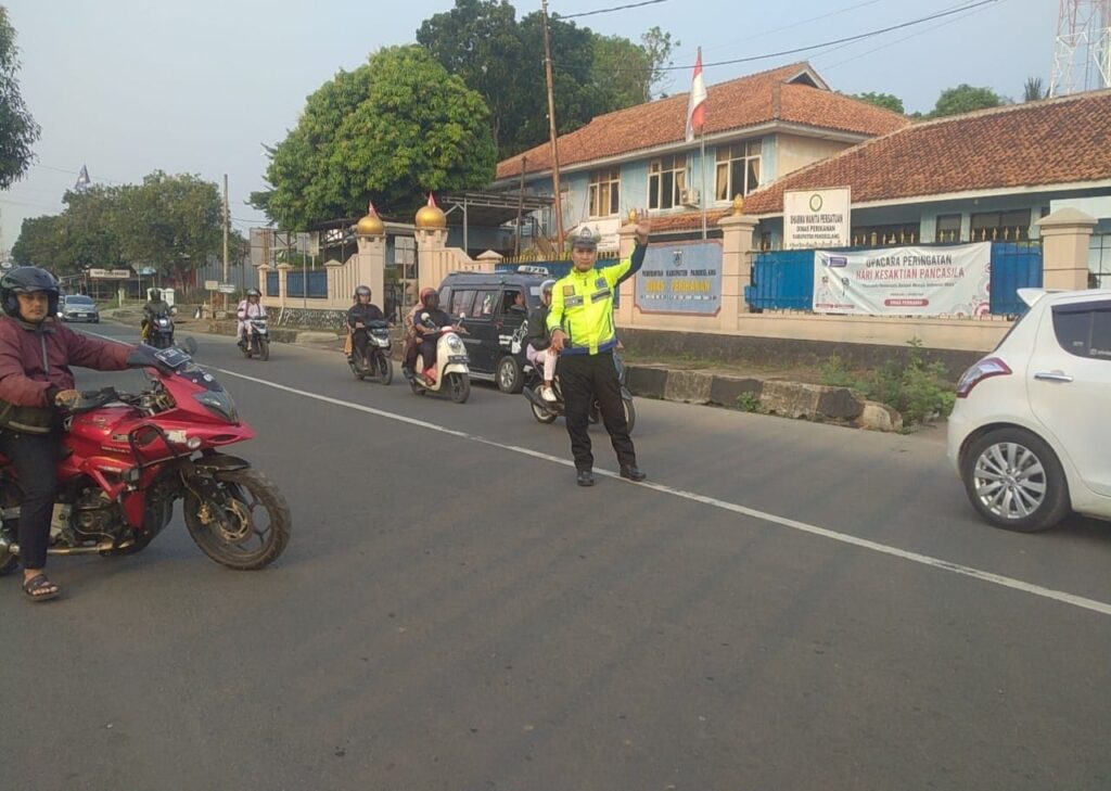 Polsek Pandeglang Memelihara Kondisi Lalu Lintas untuk Keharmonisan dan Keamanan Masyarakat 10 WhatsApp Image 2023 10 19 at 10.15.01