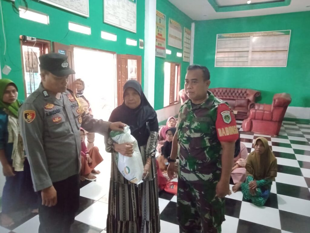 Polsek Pagelaran Ikut Serta dalam Pendistribusian Bantuan Pangan Beras di Kecamatan Pagelaran 4 WhatsApp Image 2023 10 19 at 10.35.55