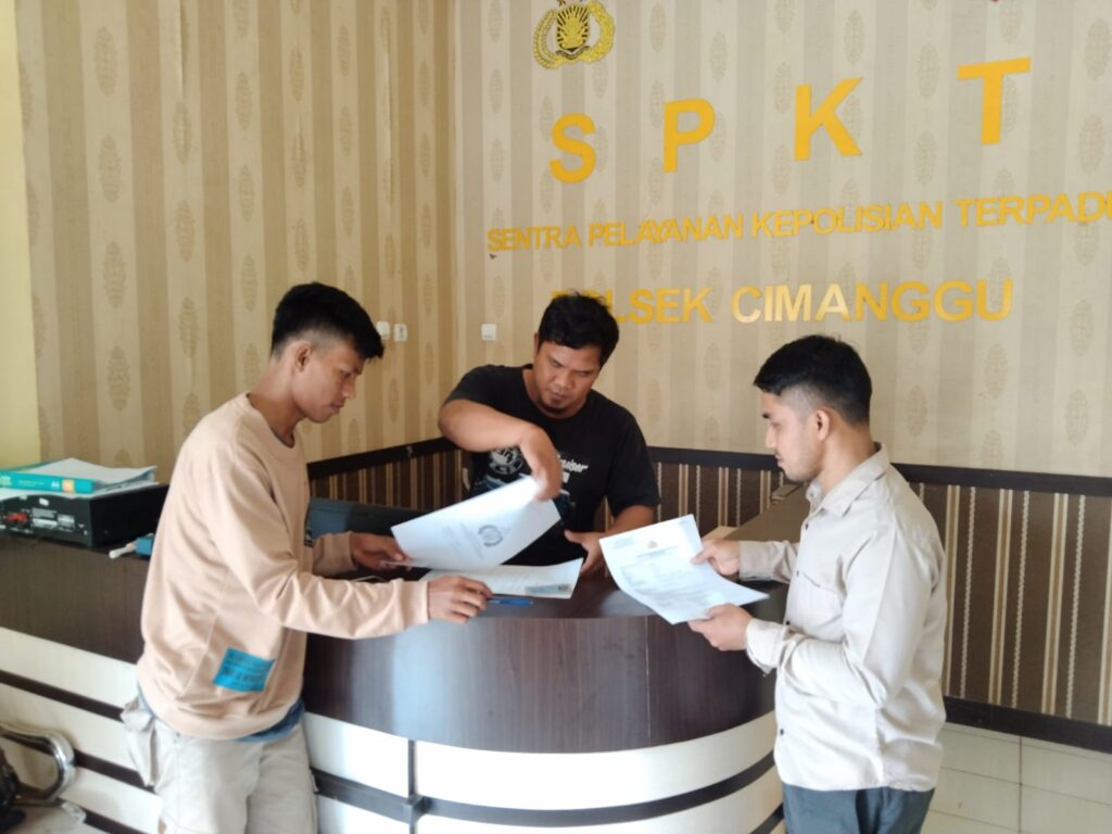 Kanit Intelkam Polsek Cimanggu Melayani Pembuatan SKCK dengan Senyum dan Sapa 8 WhatsApp Image 2023 10 19 at 11.31.44