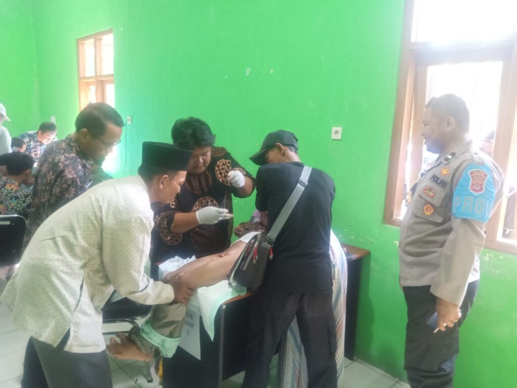 Kapolsek Sumur Hadiri Bakti Sosial Peringatan Hari Badak Sedunia 10 WhatsApp Image 2023 10 19 at 12.41.49