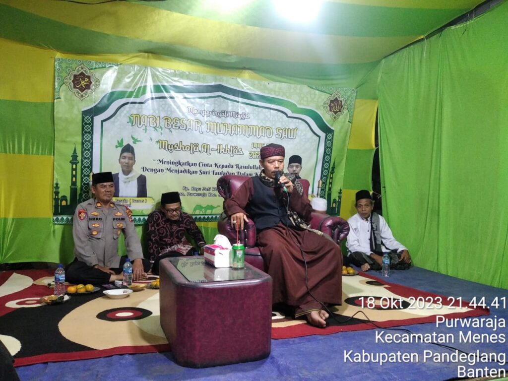Peringatan Maulid Nabi Muhammad SAW di Mushola Al Ikhlas, Kapolsek Menes Ajak Masyarakat Peduli Lingkungan dan Keamanan 10 WhatsApp Image 2023 10 19 at 19.09.04