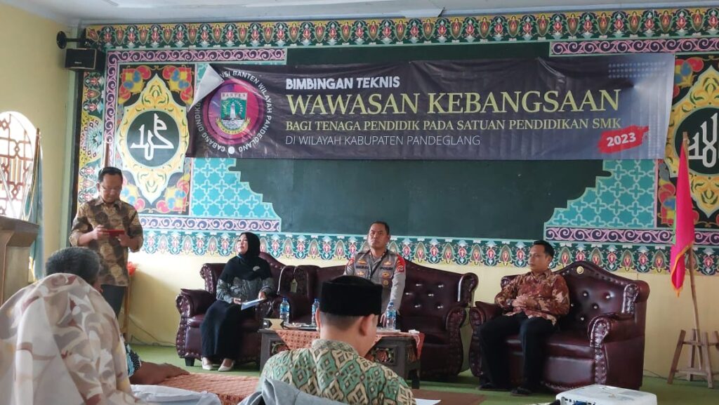 Kapolsek Menes Bagikan Wawasan Kebangsaan kepada Pendidik SMK di Kabupaten Pandeglang 2 WhatsApp Image 2023 10 19 at 19.14.38