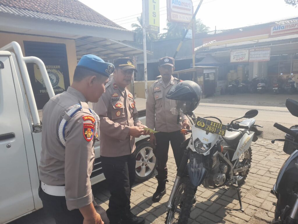 Kapolsek Banjar Jalankan Pemeriksaan Ketat pada Kendaraan Dinas Polsek Banjar 6 WhatsApp Image 2023 10 19 at 19.22.39