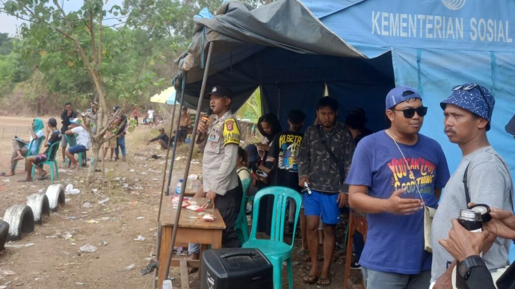 Polsek Carita Berikan Pengamanan Lomba Layang-layang di Lapangan Jendral Desa Sukajadi 10 WhatsApp Image 2023 10 19 at 19.35.37