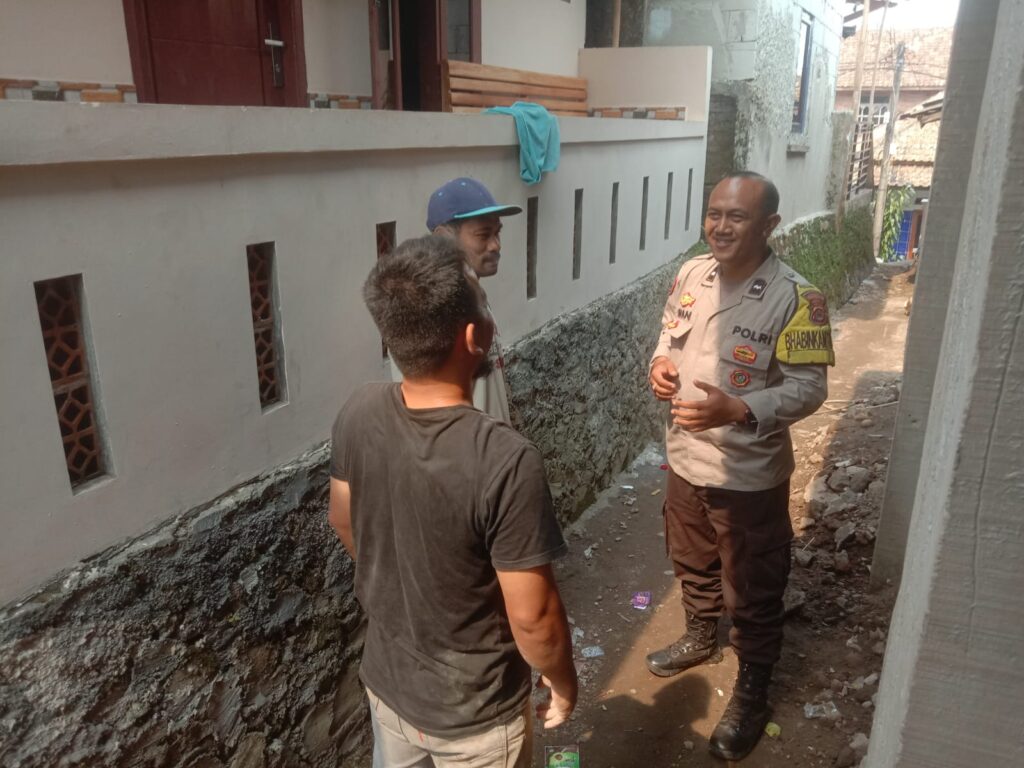 Bhabinkamtibmas Polsek Pandeglang Silaturahmi dengan Warga di Kp. Pakuhaji Girang, Kel. Pagerbatu 1 WhatsApp Image 2023 10 19 at 19.37.20
