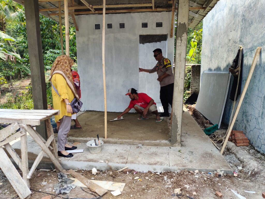 Bhabinkamtibmas Polsek Pandeglang Monitoring Pembangunan Posyandu 4 WhatsApp Image 2023 10 19 at 19.41.56