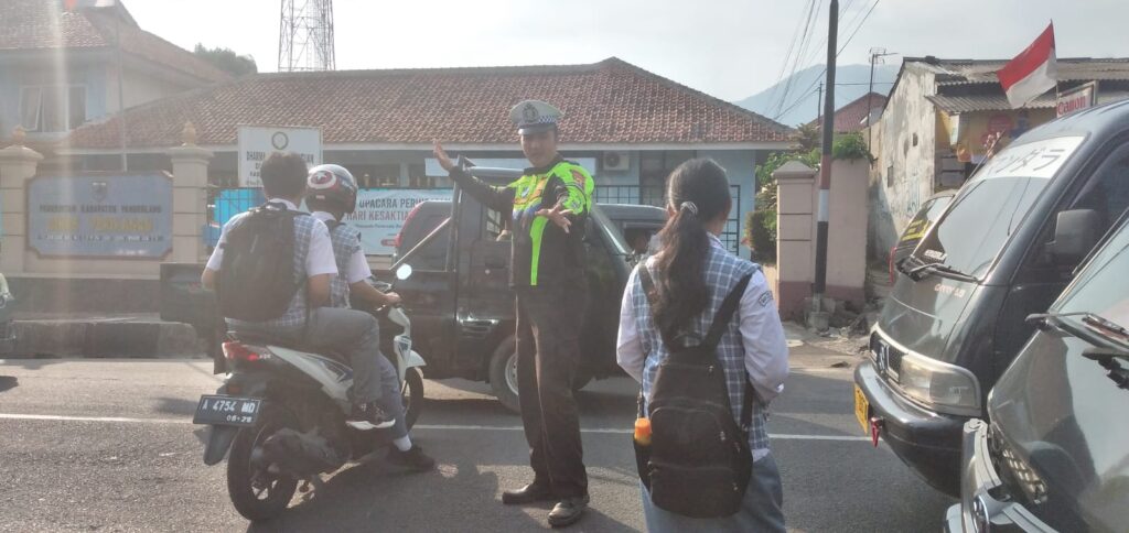 Polsek Pandeglang gelar Strong Point Pengaturan Lalulintas Guna Ciptakan Harkamtibmas yang Aman dan Tertib 8 WhatsApp Image 2023 10 19 at 19.48.15