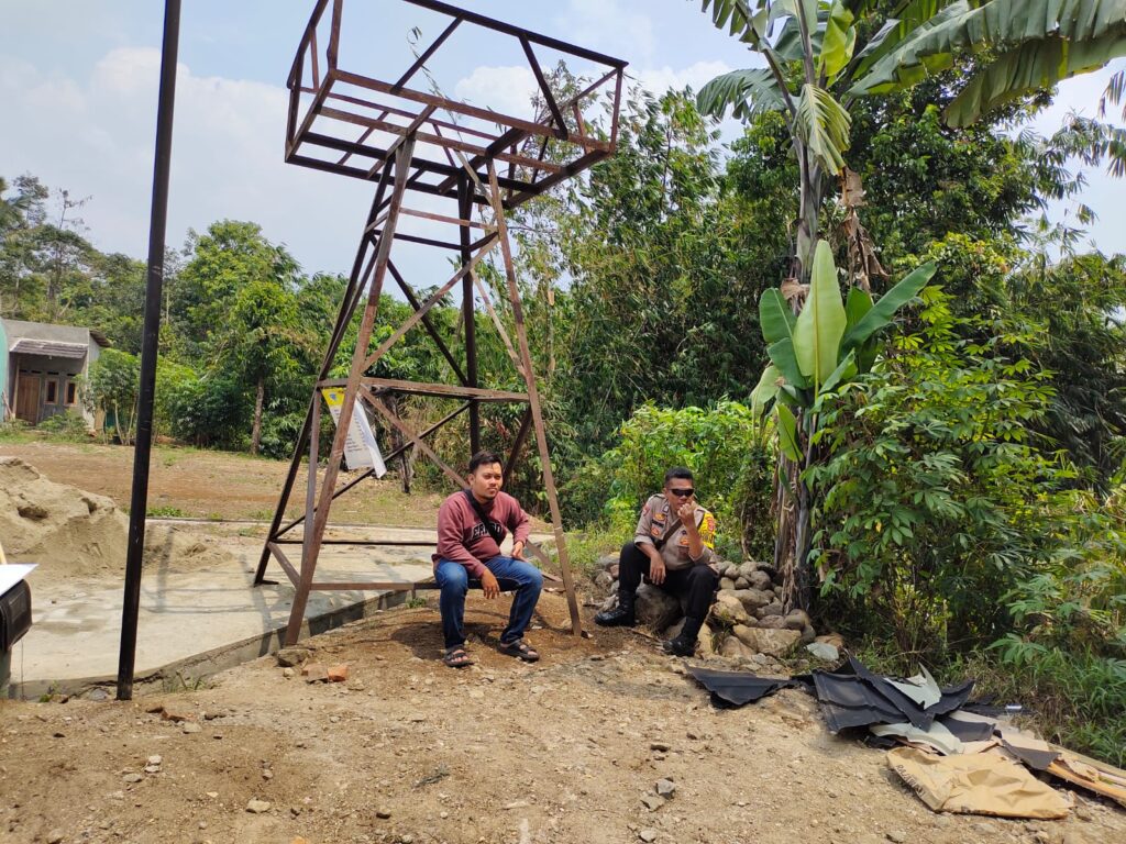 Bhabinkamtibmas Polsek Pandeglang Sambangi Warga dan Ajak Masyarakat Waspada 8 WhatsApp Image 2023 10 20 at 13.18.08