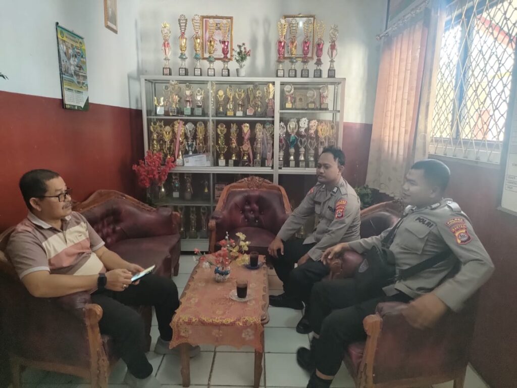 Bhabinkamtibmas Polsek Pulosari Terus Dekatkan Diri dengan Warga 7 WhatsApp Image 2023 10 20 at 13.21.08