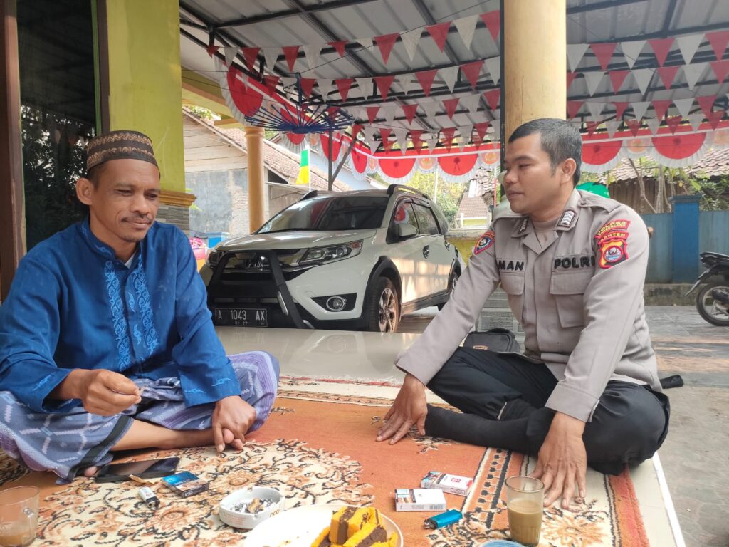 Bhabinkamtibmas Polsek Pulosari Melakukan Sambang dan Silaturahmi di Desa Karyawangi 6 WhatsApp Image 2023 10 20 at 13.24.52