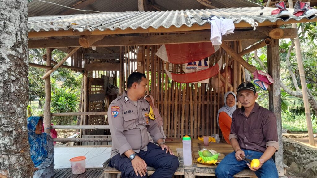 Bhabinkamtibmas Polsek Pandeglang Terus Pererat Silaturahmi dan Jaga Kamtibmas 7 WhatsApp Image 2023 10 20 at 14.40.21