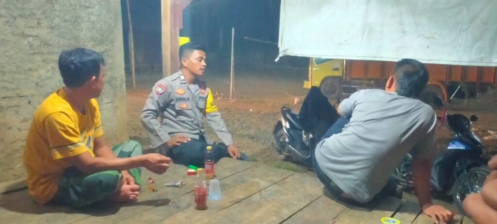 Polsek Saketi Laksanakan Kegiatan Patroli Malam untuk Memelihara Kamtibmas 4 WhatsApp Image 2023 10 21 at 07.54.33