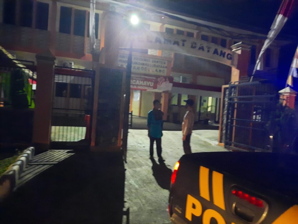 Polsek Bojong Gelar Patroli Malam untuk Mewujudkan Kamtibmas Aman dan Nyaman 3 WhatsApp Image 2023 10 21 at 07.59.02