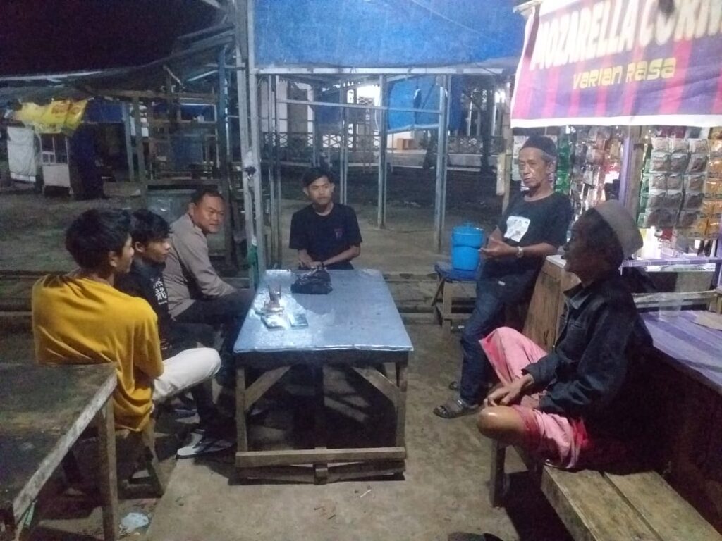 Patroli Sambang Bhabinkamtibmas Polsek Menes: Antisipasi Gangguan Kamtibmas di Malam Hari 1 WhatsApp Image 2023 10 21 at 08.04.06