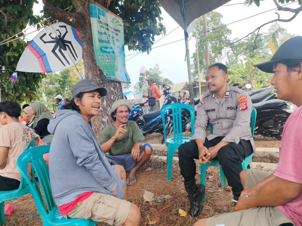 Bhabinkamtibmas Polsek Pulosari Lakukan Silaturahmi dengan Warga Sukaraja 4 WhatsApp Image 2023 10 22 at 11.47.59