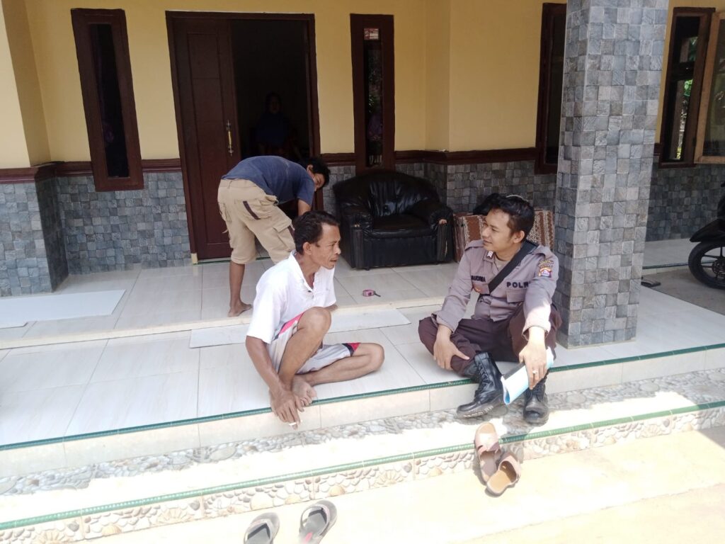 Bhabinkamtibmas Polsek Cikedal Melaksanakan Giat Sambang 2 WhatsApp Image 2023 10 22 at 11.51.48