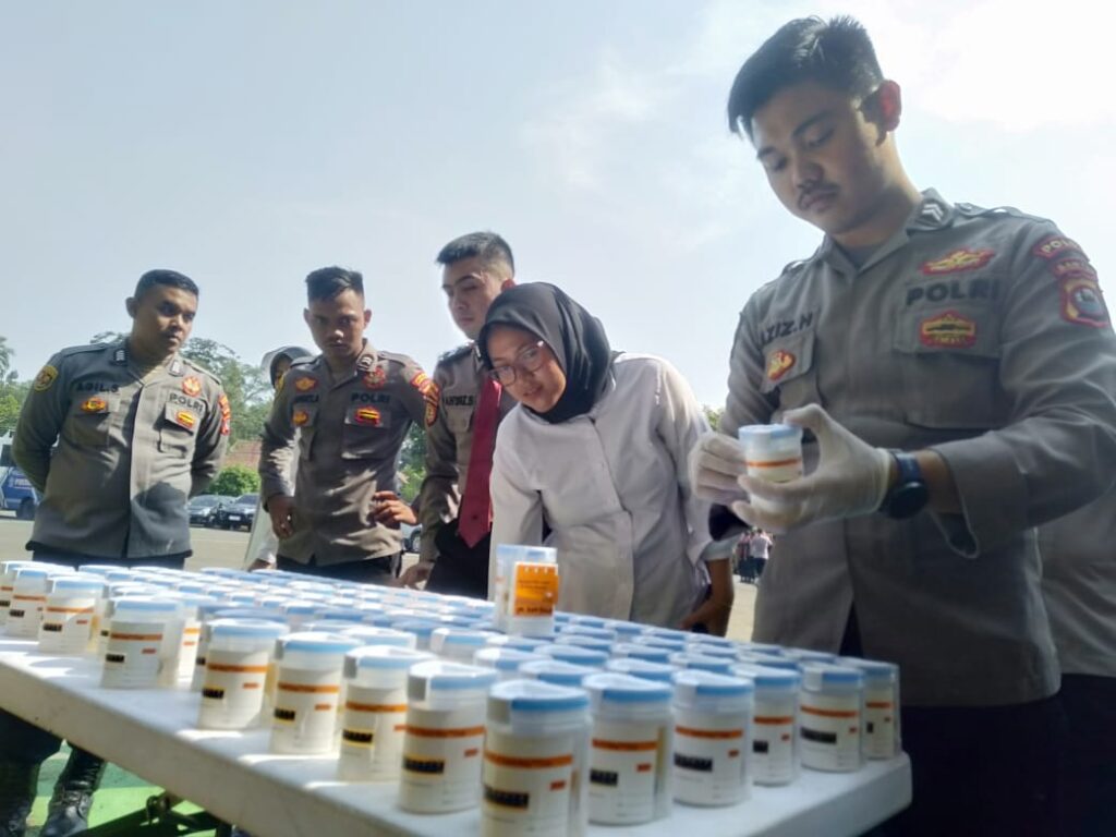 Polres Pandeglang Jalani Tes Urine sebagai Upaya Pemeliharaan Integritas dan Kualitas Kerja 3 WhatsApp Image 2023 10 23 at 10.50.27