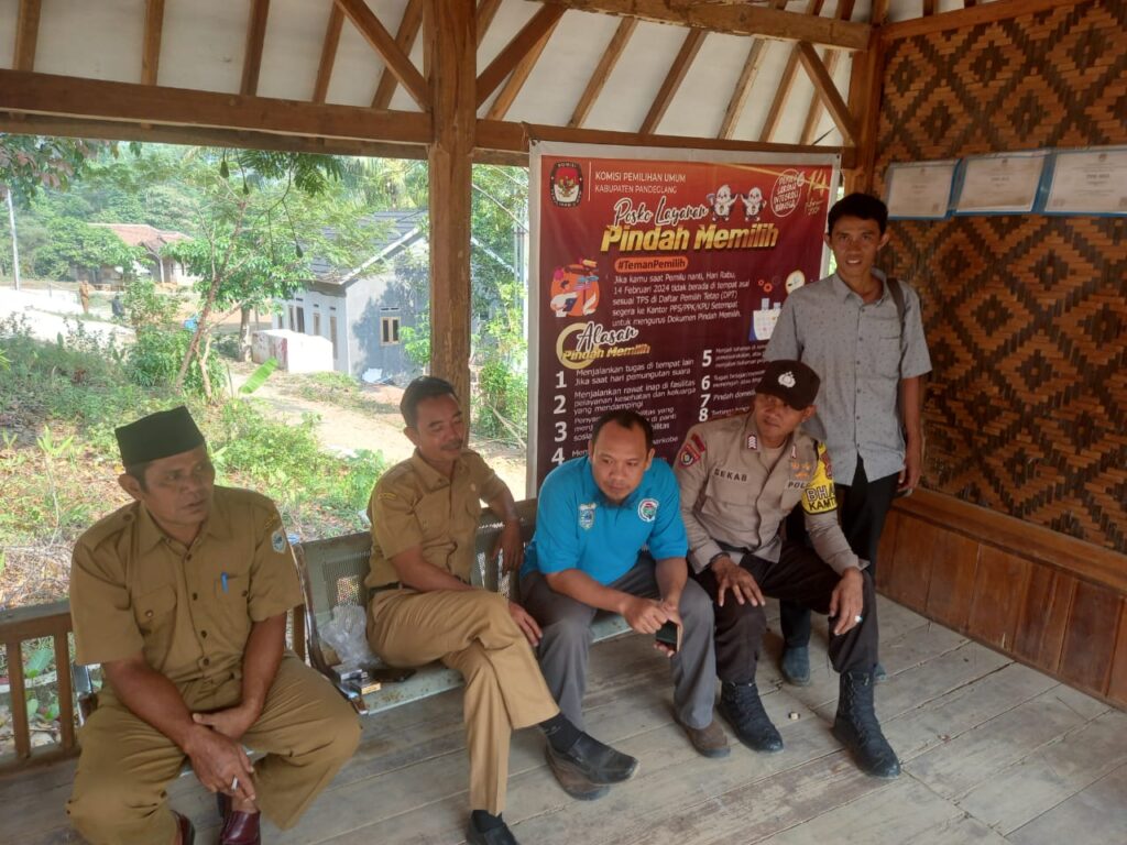 Bhabinkamtibmas Polsek Carita Sambangi Kantor Desa 2 WhatsApp Image 2023 10 23 at 11.02.28