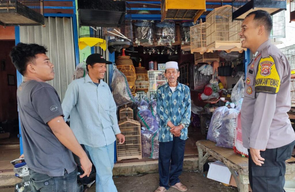 Polsek Cibaliung Melaksanakan Sambang Door to Door untuk Mempererat Hubungan dengan Warga 8 WhatsApp Image 2023 10 23 at 15.34.42