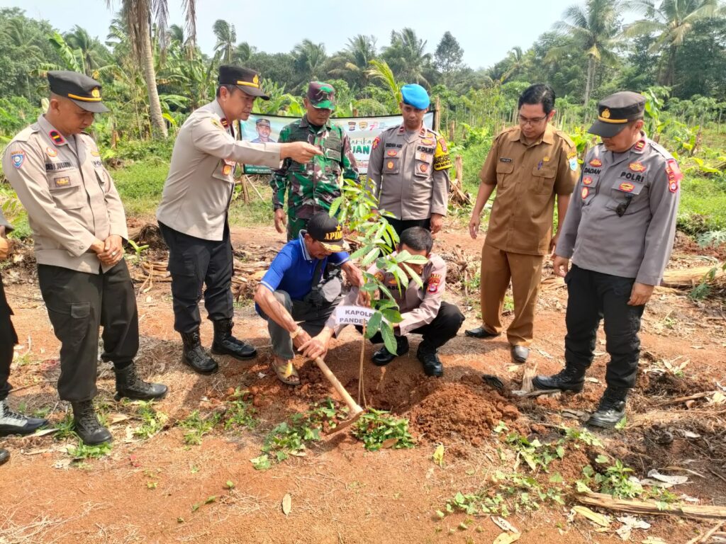 Polsek Banjar dan Polsek Cimanuk Galakkan Gerakan Penanaman Pohon untuk Lingkungan yang Lebih Hijau 10 WhatsApp Image 2023 10 23 at 19.24.18