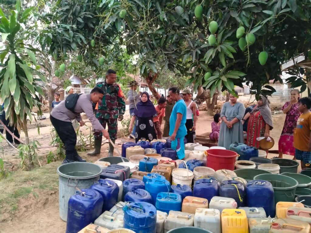Bhabinkamtibmas Polsek Angsana Salurkan Bantuan Air Bersih dari Pemkab. Pandeglang di Kp. Bojongkoneng 1 WhatsApp Image 2023 10 23 at 19.26.48
